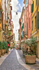 una calle adoquinada en una ciudad con edificios en Residenza Duomo, en Verona