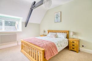 um quarto com uma cama de madeira e uma janela em The Yorkshire Hosts - Enholmes Coach House em Hull