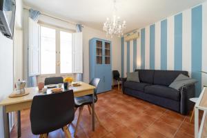 een woonkamer met een bank en een tafel bij La Casa dei Mori - Ortigia Central Apartment in Siracusa