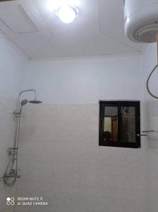 bagno con doccia e finestra a parete di HOTEL APPART B4U - BE FOR YOU a Yaoundé