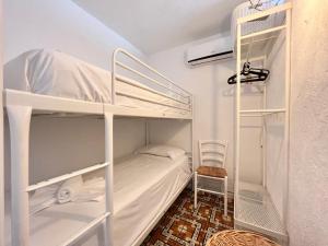 Habitación pequeña con literas y escalera en Apartamento en el Albir - Inmodream Calpe, en Albir 23 fotos más