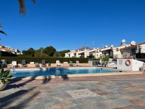 una piscina en una villa con un resort en Apartamento en el Albir - Inmodream Calpe, en Albir