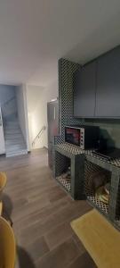 ein Zimmer mit einer Küche mit Regalen mit Lebensmitteln in der Unterkunft Villa Angela in Torre dell'Orso