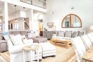 Gallery image of Beachfront Million Dollar Views 2 King Beds Big Tv in Galveston +45 photos