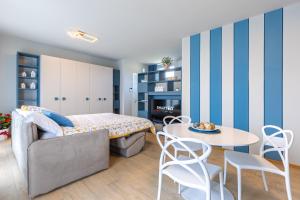 - une chambre avec un lit, une table et des chaises dans l'établissement La Casa Nelle Aie - Appartamento Dolcetto - Private Parking - Free Wifi & AC, à La Morra