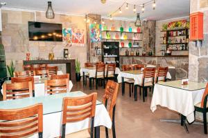 un restaurant avec des tables et des chaises ainsi qu'un bar dans l'établissement GRAN HOTEL VILLA DEL SUR, à San Vicente de Cañete