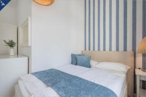 ヘリングスドルフにあるApartment Westfalia 3のベッドルーム1室(青い毛布付きのベッド1台付)