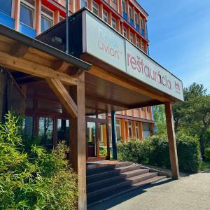 Budova, kde se hotel nachází + 37 fotografií