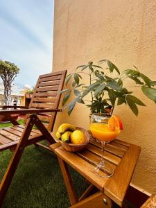 - un bol de fruits et une boisson sur une table en bois dans l'établissement CASA VIVA, à Santa Cruz de la Palma