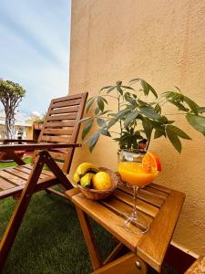 a bowl of fruit and a drink on a wooden table at CASA VIVA in Santa Cruz de la Palma