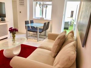 a living room with a couch and a table at GuestReady - Refúgio à beira-mar com terraço in Brighton & Hove