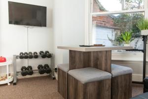 a living room with a bar with weights at GuestReady - Classy Studio in Brighton in Brighton & Hove
