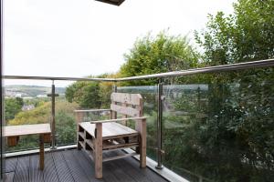 a wooden bench sitting on top of a balcony at GuestReady - Lush moderno perto do Queen's Park in Brighton & Hove