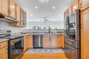 Η κουζίνα ή μικρή κουζίνα στο Bright and Elegant Home in High Point with Deck!