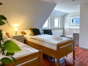 1 dormitorio con 2 camas en una habitación en Vakantiehuis Bergfreiheit en Winterberg