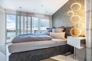 a bedroom with a large bed with a large window at Studio Comfort in Steinhude