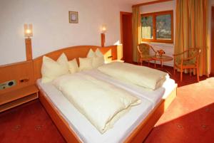 A bed or beds in a room at Hotel Berghof