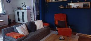 - un salon avec un canapé et une table dans l'établissement FeWo Blaue Oase, Netflix, Massagesessel, Whirlpool Badewanne, à Germersheim