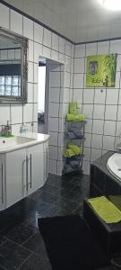La salle de bains est pourvue d'un lavabo et d'un miroir. dans l'établissement FeWo Blaue Oase, Netflix, Massagesessel, Whirlpool Badewanne, à Germersheim