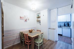 Una cocina y un comedor con mesa y sillas. en La Casita de la Gula, en Jarandilla de la Vera