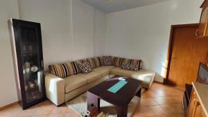 a living room with a couch and a table at Appartamento Bruno spazioso e centrale in Shkodër