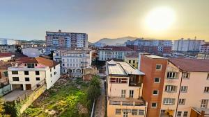 a view of a city with buildings and the sunset at Appartamento Bruno spazioso e centrale in Shkodër