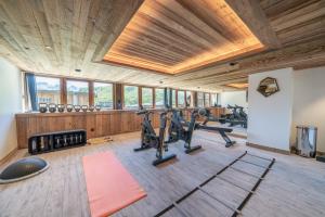 um ginásio com várias bicicletas de exercício numa sala em Chalet Hotel Yeti em Tignes