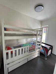 Bunk bed o mga bunk bed sa kuwarto sa 8638 Apartments B/1
