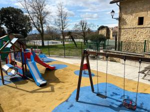 un parque infantil con tobogán y tobogán en OLIVO 75, en Leza
