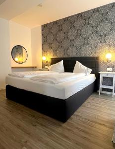 um quarto com uma cama grande num quarto em Hotel St. Georg em Ediger-Eller