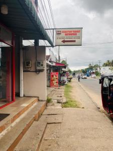 um edifício ao lado de uma rua com uma placa em SEBASTIAN TRANSIT KATUNAYAKE em Katunayaka