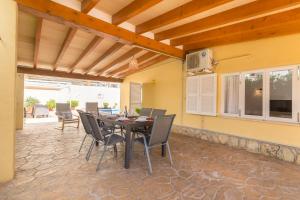 カラ・ラトハダにあるCala Ratja -3210-59 Mallorcaのテーブルと椅子のあるダイニングルーム