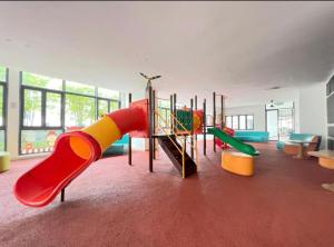 een speelkamer voor kinderen met een glijbaan en diaktop bij R&F Princess Cove 3-1 DS Homestay 民宿 in Johor Bahru