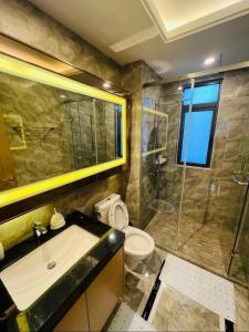 een badkamer met een douche, een wastafel en een toilet bij R&F Princess Cove 3-1 DS Homestay 民宿 in Johor Bahru