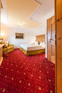 Postel nebo postele na pokoji v ubytování Metzgerei Gasthof Oberhauser - Hotel zur Post