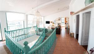 salon z zieloną poręczą w obiekcie Vila Sen Vento - Aguiño w mieście Ribeira