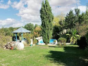 BossetにあるVilla de 3 chambres avec piscine partagee terrasse amenagee et wifi a Bossetの庭園(ガゼボ、木付)