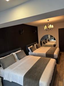 Voodi või voodid majutusasutuse The Phoenix Boutique Hotel toas