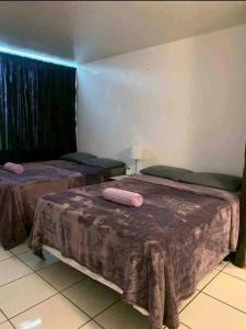 pokój z 2 łóżkami w pokoju w obiekcie Condado 1 bedroom Apt w/ View w mieście San Juan