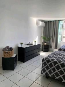 1 dormitorio con 1 cama y vestidor en Condado 1 bedroom Apt w/ View, en San Juan