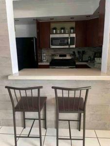 cocina con 2 sillas y encimera en Condado 1 bedroom Apt w/ View, en San Juan