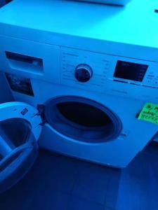 servizi igienici in camera con luce blu di La Maison Bleue - La Haye a L'Aia