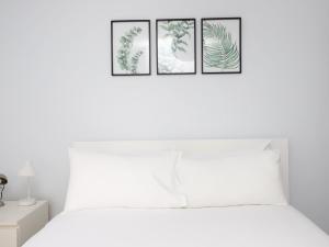 Postel nebo postele na pokoji v ubytování Sunny Victorian 2BR Townhouse Oxford - Pass the Keys