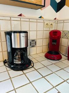 a kitchen counter with a blender and a coffee maker at Le Gîte d'en Bas in Quesnoy-le-Montant
