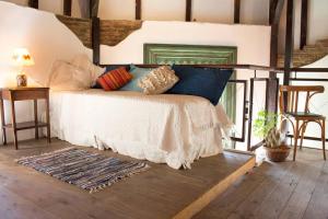 Un dormitorio con una cama con muchas almohadas. en Loft Antiguo sobre Av de Mayo, en Buenos Aires