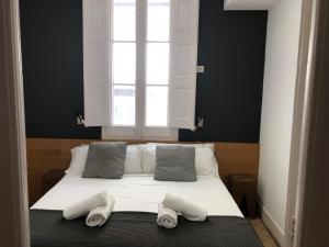 バルセロナにあるMosaic Elegant Apartmentのベッドルーム1室(枕2つ、窓付)