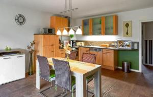 una cocina con mesa y sillas. en Amazing Apartment In Neuendorf With Kitchen en Neuendorf