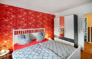 1 dormitorio rojo con 1 cama y pared roja en Amazing Apartment In Neuendorf With Kitchen en Neuendorf