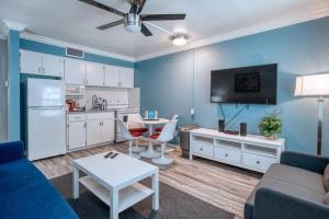 Η κουζίνα ή μικρή κουζίνα στο Sunset Beach Suite 6! Across from Beach Access & Pet Friendly! Enjoy Fall Promo for Mondays & Thursdays!
