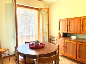 een keuken met een houten tafel en een raam bij Villa Marina con piscina sul mare in Platamona
